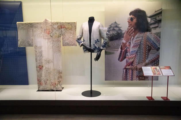 Freddie Mercury Splendid Things Trail Photocall at V&A Museum, London, UK - 22 October, 2026 A staff member views Jacket - about 1970 and Kimono 1950-1970 as worn by Freddie Mercury as part of the V&A s Freddie Mercury Splendid Things free trail which opens on Saturday 24 October 2026 at V&A Museum, London, England, UK on Thursday 22 October, 2026., Credit:Justin Ng Avalon UK, England, London, V&A Museum Copyright: xJustinxNgx xAvalonx 1145632771