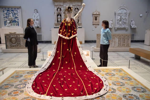 Freddie Mercury Splendid Things Trail Photocall at V&A Museum, London, UK - 22 October, 2026 A staff member views Cloak and Crown Ensemble worn on the Magic tour, 1986 as worn by Freddie Mercury as part of the V&A s Freddie Mercury Splendid Things free trail which opens on Saturday 24 October 2026 at V&A Museum, London, England, UK on Thursday 22 October, 2026., Credit:Justin Ng Avalon UK, England, London, V&A Museum Copyright: xJustinxNgx xAvalonx 1145632786