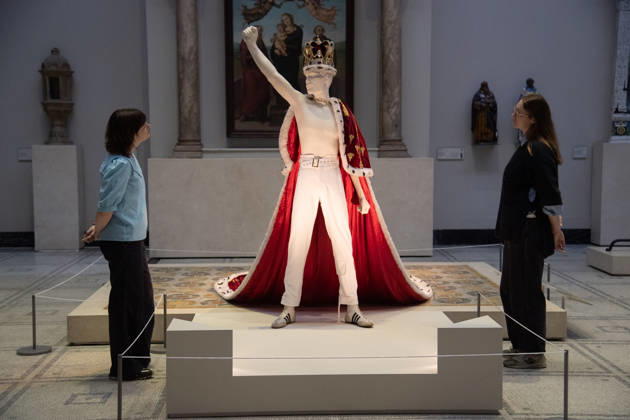 Freddie Mercury Splendid Things Trail Photocall at V&A Museum, London, UK - 22 October, 2026 A staff member views Cloak and Crown Ensemble worn on the Magic tour, 1986 as worn by Freddie Mercury as part of the V&A s Freddie Mercury Splendid Things free trail which opens on Saturday 24 October 2026 at V&A Museum, London, England, UK on Thursday 22 October, 2026., Credit:Justin Ng Avalon UK, England, London, V&A Museum Copyright: xJustinxNgx xAvalonx 1145632789