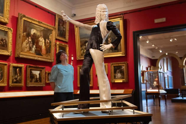Entertainment Bilder des Tages Freddie Mercury Splendid Things Trail Photocall at V&A Museum, London, UK - 22 October, 2026 A staff member views Ensemble worn at Imperial College gig 1973 as worn by Freddie Mercury as part of the V&A s Freddie Mercury Splendid Things free trail which opens on Saturday 24 October 2026 at V&A Museum, London, England, UK on Thursday 22 October, 2026., Credit:Justin Ng Avalon UK, England, London, V&A Museum Copyright: xJustinxNgx xAvalonx 1145632814