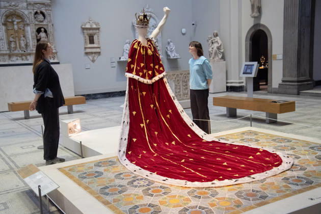 Freddie Mercury Splendid Things Trail Photocall at V&A Museum, London, UK - 22 October, 2026 A staff member views Cloak and Crown Ensemble worn on the Magic tour, 1986 as worn by Freddie Mercury as part of the V&A s Freddie Mercury Splendid Things free trail which opens on Saturday 24 October 2026 at V&A Museum, London, England, UK on Thursday 22 October, 2026., Credit:Justin Ng Avalon UK, England, London, V&A Museum Copyright: xJustinxNgx xAvalonx 1145633000