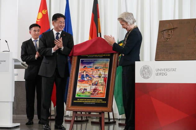 Leipzig - Mongolischer Staatspräsident in Sachsen Staatsbesuch mit Empfang am Alten Rathaus und Besuch der Universität Der mongolische Staatspräsident Ukhnaa Khurelsukh besucht am Donnerstag im Rahmen seines Staatsbesuchs in Deutschland die sächsische Stadt Leipzig. Gegen 10 Uhr wurde das Staatsoberhaupt am Alten Rathaus vom Chef der Sächsischen Staatskanzlei, Dr. Andreas Handschuh, sowie Leipzigs Erstem Bürgermeister Torsten Bonew empfangen. Für die Ankunft war bei entsprechender Witterung eine Kradeskorte vorgesehen. Im Anschluss stehen Eintragungen in das Gästebuch des Freistaates Sachsen und das Goldene Buch der Stadt Leipzig sowie der Austausch von Kooperationsverträgen zwischen sächsischen und mongolischen Hochschulen au Copyright: xEHLxMedia WilsonxVieirax 20261022_staatsbesuch-mongolei-leipzig_44