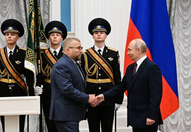 Russia Putin Federal Customs Service 9270440 22.10.2026 Russian President Vladimir Putin and Federal Customs Service head Valery Pikalev shake hands during a ceremony to present the agency with its banner at the Kremlin in Moscow, Russia. Pelagiya Tikhonova Sputnik Moscow Russia  Copyright: xPelagiyaxTikhonovax