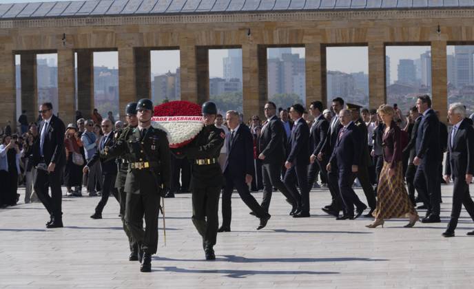 October 22, 2026, Ankara, Turkey: Prime Minister Mark Carney and Diana Fox Carney participate in a ceremony at the AnÄÂ±tkabir, the Mausoleum of Mustafa Kemal Ataturk in Ankara, Turkey, Thursday, Oct. 22, 2026. Ankara Turkey  - ZUMAc35_ 20261022_zaf_c35_025 Copyright: xAdrianxWyldx