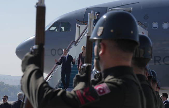 October 22, 2026, Ankara, Turkey: Prime Minister Mark Carney and Diana Fox disembark a government plane as they arrive in Ankara, Turkey, Thursday, Oct. 22, 2026. Ankara Turkey  - ZUMAc35_ 20261022_zaf_c35_031 Copyright: xAdrianxWyldx