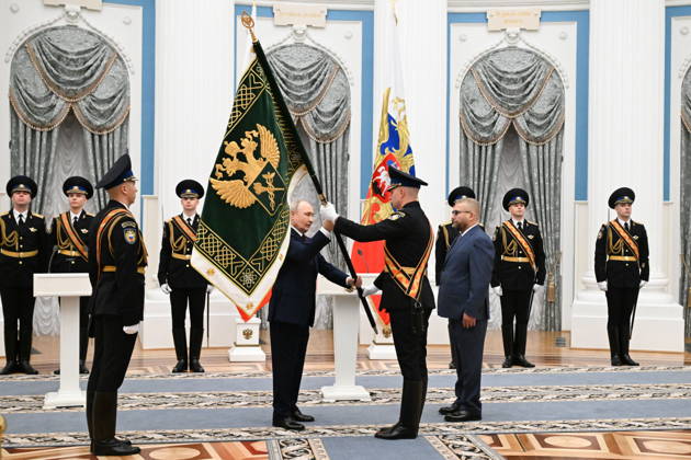RUSSIA, MOSCOW - OCTOBER 22, 2026: Russia s President Vladimir Putin (2nd L front) presents the banner of the Federal Customs Service of Russia to the agency s head Valery Pikalev (R front) during a ceremony at the Kremlin. Approved by a presidential decree in 2019, the banner has not yet been presented to the agency s top official Moscow Russia  - ZUMAt113 20261022_zaa_t113_349 Copyright: xPelageyaxTikhonovax