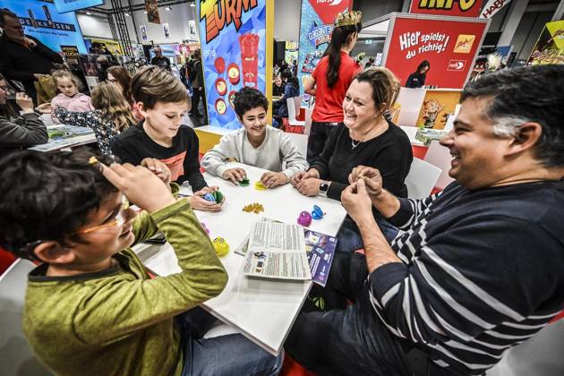 First Day of the Essen Game Fair SPIEL Essen will take place from October 22 to 25, 2026, at the Messe Essen exhibition grounds ** FOR EDITORIAL PURPOSES ONLY ** EDITORIAL USE ONLY ** p Game fair visitors play Brabbel Krabben on Thursday, October 10, 2026. First day of the Essen Game Fair. SPIEL Essen will take p Copyright: KerstinxKokoska doc8852wjpwjvp1f09vrjn3 ,EDITORIAL USE ONLY Copyright: KerstinxKokoska