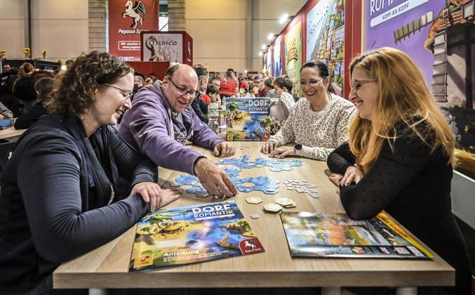 First Day of the Essen Game Fair SPIEL Essen will take place from October 22 to 25, 2026, at the Messe Essen exhibition grounds ** FOR EDITORIAL PURPOSES ONLY ** EDITORIAL USE ONLY ** p Game fair visitors play the game Dorf Romantik on Thursday, October 10, 2026. First day of the Essen Game Fair. SPIEL Es Copyright: KerstinxKokoska doc8852wlwhx0zz0mk9oa8 ,EDITORIAL USE ONLY Copyright: KerstinxKokoska