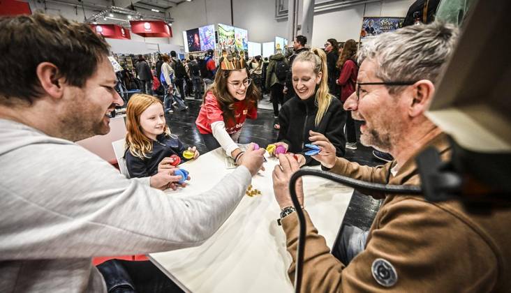 First Day of the Essen Game Fair SPIEL Essen will take place from October 22 to 25, 2026, at the Messe Essen exhibition grounds ** FOR EDITORIAL PURPOSES ONLY ** EDITORIAL USE ONLY ** p Game fair visitors play Brabbel Krabben on Thursday, October 10, 2026 First day of the Essen Game Fair SPIEL Essen will take pla Copyright: KerstinxKokoska doc8852wjip65s7ykkhl5 ,EDITORIAL USE ONLY Copyright: KerstinxKokoska