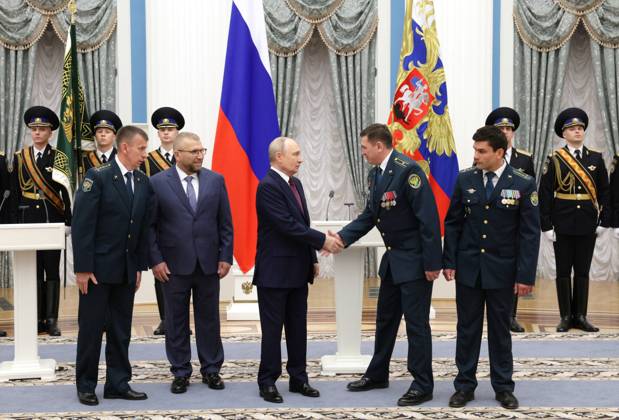 Russia Putin Federal Customs Service 9270510 22.10.2026 Russian President Vladimir Putin and Federal Customs Service head Valery Pikalev, 2nd left, attend a ceremony to present the agency with its banner at the Kremlin in Moscow, Russia. Gavriil Grigorov Sputnik Moscow Russia  Copyright: xGavriilxGrigorovx