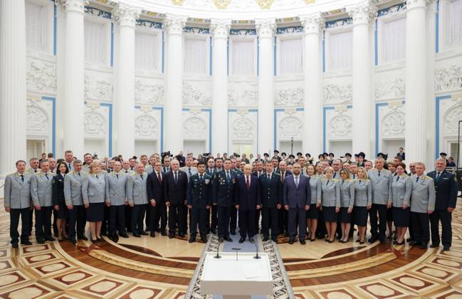 Russia Putin Federal Customs Service 9270516 22.10.2026 Russian President Vladimir Putin and staff members of the Federal Customs Service pose for a photo after a ceremony to present the agency with its banner at the Kremlin in Moscow, Russia. Gavriil Grigorov Sputnik Moscow Russia  Copyright: xGavriilxGrigorovx