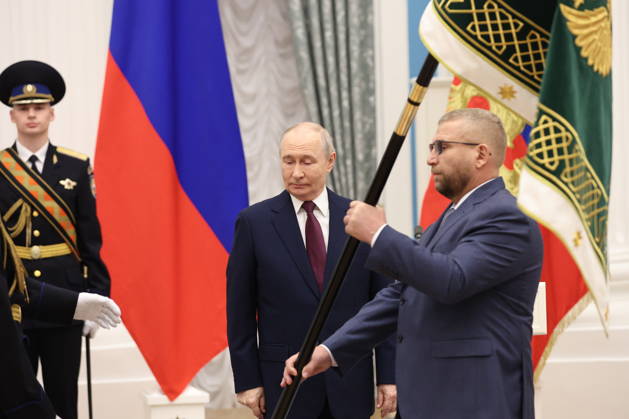 RUSSIA, MOSCOW - OCTOBER 22, 2026: Russia s President Vladimir Putin (C back) presents the banner of the Federal Customs Service of Russia to the agency s head Valery Pikalev (R) during a ceremony at the Kremlin. Approved by a presidential decree in 2019, the banner has not yet been presented to the agency s top official Moscow Russia  - ZUMAt113 20261022_zaa_t113_403 Copyright: xMikhailxSinitsynx