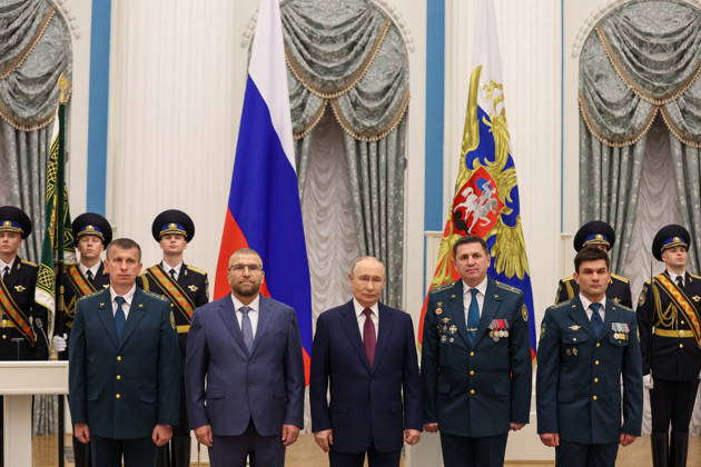 RUSSIA, MOSCOW - OCTOBER 22, 2026: Russia s President Vladimir Putin (C) and the Federal Customs Service of Russia to the agency s head Valery Pikalev (2nd L front) are seen during a ceremony at the Kremlin in which Pikalev was presented the agency s banner. Approved by a presidential decree in 2019, the banner has not yet been presented to the agency s top official Moscow Russia  - ZUMAt113 20261022_zaa_t113_404 Copyright: xMikhailxSinitsynx