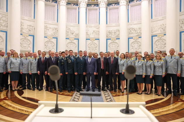 RUSSIA, MOSCOW - OCTOBER 22, 2026: The head of the Federal Customs Service of Russia, Valery Pikalev (C), and senior officers are seen after a ceremony at the Kremlin in which Pikalev was presented the agency s banner by Russia s President Putin (not pictured). Approved by a presidential decree in 2019, the banner has not yet been presented to the agency s top official Moscow Russia  - ZUMAt113 20261022_zaa_t113_405 Copyright: xMikhailxSinitsynx