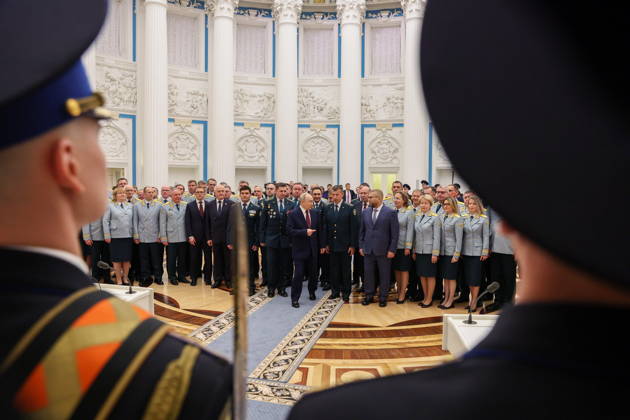RUSSIA, MOSCOW - OCTOBER 22, 2026: Russia s President Vladimir Putin (C midground), the Federal Customs Service of Russia to the agency s head Valery Pikalev (5th R midground) and senior customs officers are seen during a ceremony at the Kremlin in which Pikalev was presented the agency s banner. Approved by a presidential decree in 2019, the banner has not yet been presented to the agency s top official Moscow Russia  - ZUMAt113 20261022_zaa_t113_407 Copyright: xMikhailxSinitsynx