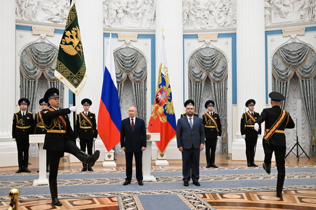 RUSSIA, MOSCOW - OCTOBER 22, 2026: Russia s President Vladimir Putin (CL midground) presents the banner of the Federal Customs Service of Russia to the agency s head Valery Pikalev (CR midground) during a ceremony at the Kremlin. Approved by a presidential decree in 2019, the banner has not yet been presented to the agency s top official Moscow Russia  - ZUMAt113 20261022_zaa_t113_427 Copyright: xPelageyaxTikhonovax