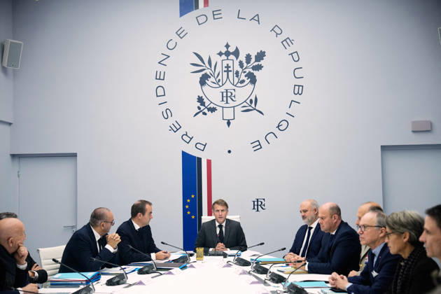 President Macron At A Security Council - Paris French President Emmanuel Macron, center, attends a security council with France s Interior Minister Laurent Nunez, left, and France s Prime Minister Sebastien Lecornu, center left, at the Elysee Palace in Paris, Thursday, Oct. 22, 2026. Photo by Teresa Suarez Pool ABACAPRESS.COM Paris France  Copyright: xSuarezxTeresa Pool ABACAx