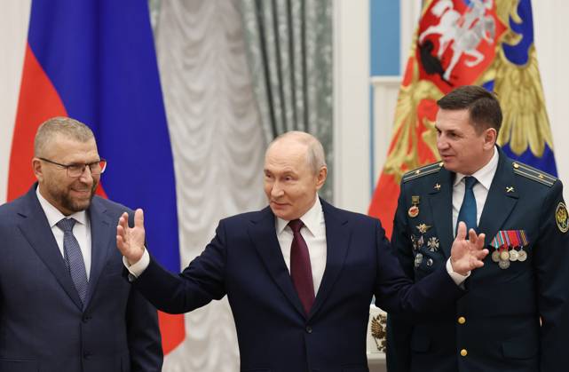 Russia Putin Federal Customs Service 9270529 22.10.2026 Russian President Vladimir Putin and Federal Customs Service head Valery Pikalev, left, attend a ceremony to present the agency with its banner at the Kremlin in Moscow, Russia. Mikhail Sinitsyn Sputnik Moscow Russia  Copyright: xMikhailxSinitsynx