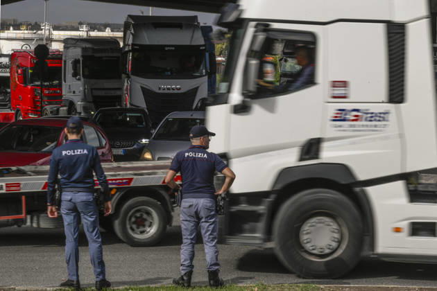 October 22, 2026, Napoli, ITALIA: A slow-moving procession of trucks took place today in Naples. The heavy vehicles which have been stationed for days on Via Argine, blocking the exit for fuel tankers and consequently causing a shortage of gasoline and diesel at service stations moved toward the port before returning to Via Argine, leading to severe traffic disruptions, October 22, 2026. The drivers explained the reasons for their protest to passersby; many expressed that they are disappointed with the decree just enacted by the government.Rome, October 22, 2026 ANSA CIRO FUSCO Napoli ITALIA  - ZUMAa110 20261022_zaf_a110_014 Copyright: xCiroxFuscox