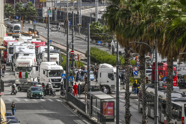 October 22, 2026, Napoli, ITALIA: A slow-moving procession of trucks took place today in Naples. The heavy vehicles which have been stationed for days on Via Argine, blocking the exit for fuel tankers and consequently causing a shortage of gasoline and diesel at service stations moved toward the port before returning to Via Argine, leading to severe traffic disruptions, October 22, 2026. The drivers explained the reasons for their protest to passersby; many expressed that they are disappointed with the decree just enacted by the government.Rome, October 22, 2026 ANSA CIRO FUSCO Napoli ITALIA  - ZUMAa110 20261022_zaf_a110_015 Copyright: xCiroxFuscox