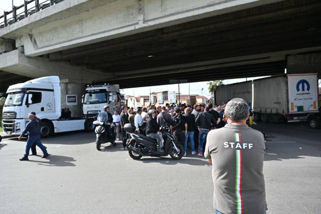 October 22, 2026, Naples, Rome, Italy: Trucks blockade Via Argine to protest fuel and living costs, Naples, October 22, 2026 Naples Italy  - ZUMAa289 20261022_zia_a289_085 Copyright: xFelicexDexMartinox xAgfx