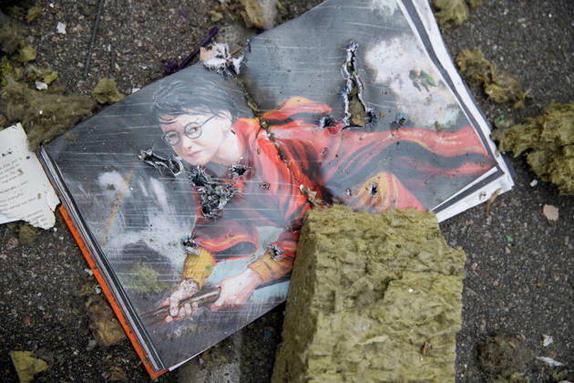 A book from the Harry Potter series by British author J. K. Rowling lies on the ground among rubble in a shopping area in the Obolonskyi district damaged by a Russian attack, Kyiv, Ukraine, October 22, 2026. On Thursday night, Russian forces struck the Ukrainian capital with ballistic missiles and drones. According to the Kyiv City Military Administration, six districts came under attack. One person was killed, 24 were injured, and 16 of them were hospitalised. (Photo by Marianna Kotyk Ukrinform) Russian attack destroys shops in Kyiv  Copyright: xMariannaxKotykx