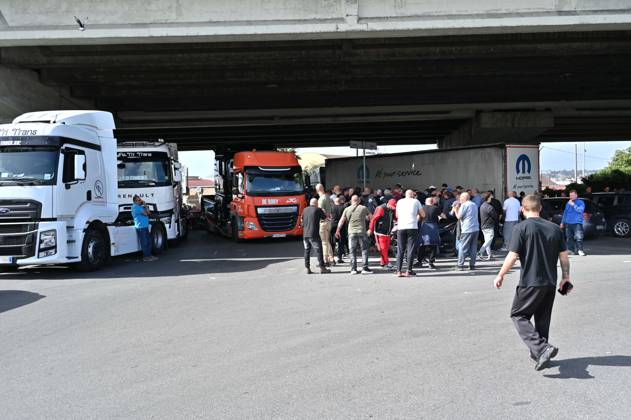 October 22, 2026, Naples, Rome, Italy: Trucks blockade Via Argine to protest fuel and living costs, Naples, October 22, 2026 Naples Italy  - ZUMAa289 20261022_zia_a289_095 Copyright: xFelicexDexMartinox xAgfx