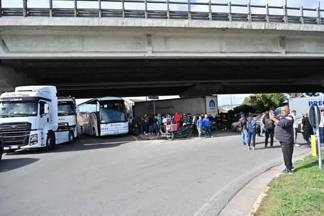 October 22, 2026, Naples, Rome, Italy: Trucks blockade Via Argine to protest fuel and living costs, Naples, October 22, 2026 Naples Italy  - ZUMAa289 20261022_zia_a289_099 Copyright: xFelicexDexMartinox xAgfx