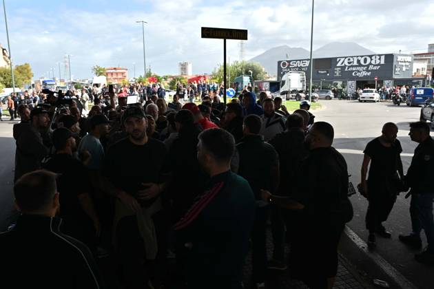 October 22, 2026, Naples, Rome, Italy: Trucks blockade Via Argine to protest fuel and living costs, Naples, October 22, 2026 Naples Italy  - ZUMAa289 20261022_zia_a289_100 Copyright: xFelicexDexMartinox xAgfx