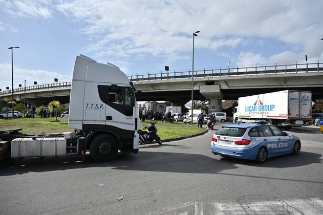October 22, 2026, Naples, Rome, Italy: Trucks blockade Via Argine to protest fuel and living costs, Naples, October 22, 2026 Naples Italy  - ZUMAa289 20261022_zia_a289_101 Copyright: xFelicexDexMartinox xAgfx