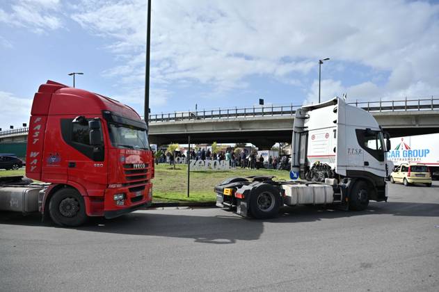 IPA90034446 - Naples. Blockade and protest by truck drivers at the Via Argine roundabout over high fuel prices and the high cost of living  Copyright: xFelicexDexMartinox xFelicexDexMartinox IPA90034446