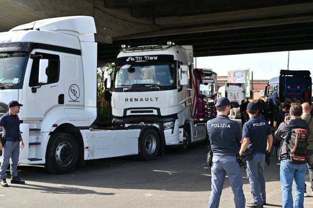 IPA90034500 - Naples. Blockade and protest by truck drivers at the Via Argine roundabout over high fuel prices and the high cost of living  Copyright: xFelicexDexMartinox xFelicexDexMartinox IPA90034500