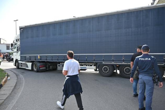 IPP Photo by Felice De Martino, Naples, October 22, 2026: Truck drivers block roads and stage a protest, causing traffic disruptions. The protest originated from truck drivers’ grievances over the cost of gasoline and diesel. Italy Photo Press World Copyright