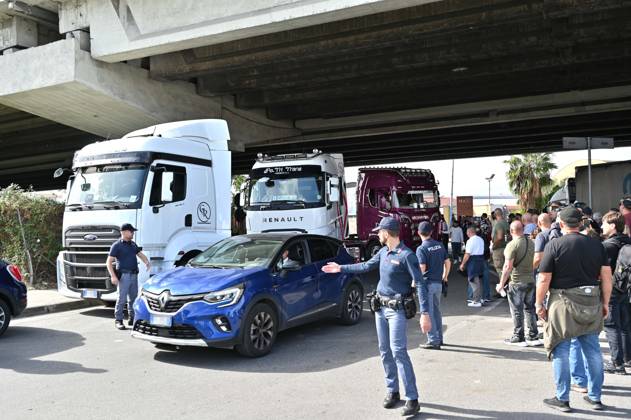 IPP Photo by Felice De Martino, Naples, October 22, 2026: Truck drivers block roads and stage a protest, causing traffic disruptions. The protest originated from truck drivers’ grievances over the cost of gasoline and diesel. Italy Photo Press World Copyright