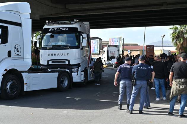 IPP Photo by Felice De Martino, Naples, October 22, 2026: Truck drivers block roads and stage a protest, causing traffic disruptions. The protest originated from truck drivers’ grievances over the cost of gasoline and diesel. Italy Photo Press World Copyright
