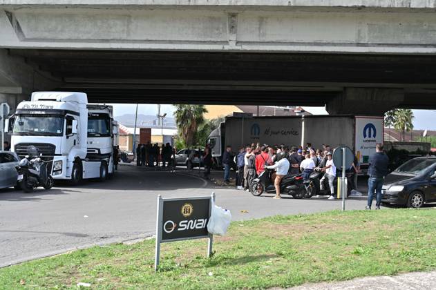IPA90034508 - Naples. Blockade and protest by truck drivers at the Via Argine roundabout over high fuel prices and the high cost of living  Copyright: xFelicexDexMartinox xFelicexDexMartinox IPA90034508