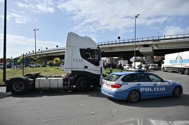 IPA90034451 - Naples. Blockade and protest by truck drivers at the Via Argine roundabout over high fuel prices and the high cost of living  Copyright: xFelicexDexMartinox xFelicexDexMartinox IPA90034451