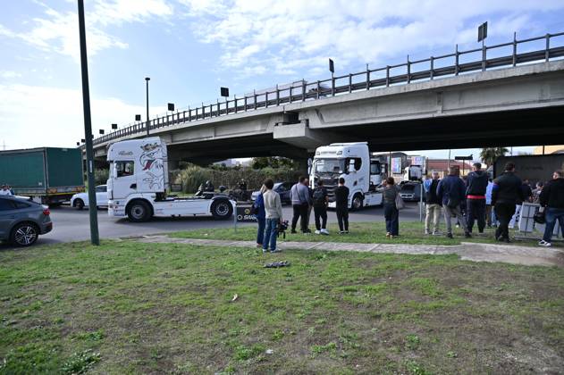 IPA90034460 - Naples. Blockade and protest by truck drivers at the Via Argine roundabout over high fuel prices and the high cost of living  Copyright: xFelicexDexMartinox xFelicexDexMartinox IPA90034460