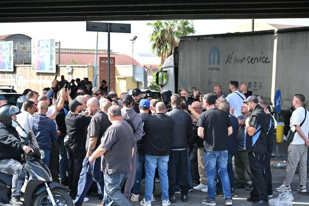 IPA90034506 - Naples. Blockade and protest by truck drivers at the Via Argine roundabout over high fuel prices and the high cost of living  Copyright: xFelicexDexMartinox xFelicexDexMartinox IPA90034506