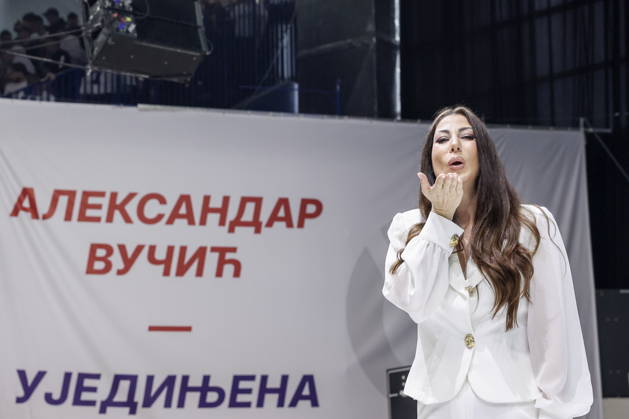 SERBIA, BELGRADE - OCTOBER 22, 2026: A woman attends a rally at the Ranko Zeravica Sports Hall in support of Serbia s former President Aleksandar Vucic ahead of the 2026 Serbian parliamentary election scheduled for October 25. Vucic will head the list of the ruling Serbian Progressive Party (SNS) and run as its prime ministerial candidate Belgrade Serbia  - ZUMAt113 20261022_zaa_t113_527 Copyright: xAlexanderxRyuminx