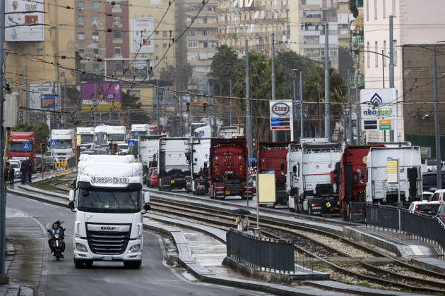 IPA90035598 - The mobilization of transportation sector workers continues: one lane of Via Nuova Marina in Naples, heading toward the Bausan entrance to the port, has been blocked by several dozen protesters in support of truck drivers, who have been protesting for days against rising fuel costs.  Copyright: xSalvatorexLaporta KONTROLABx xKontrolabx IPA90035598
