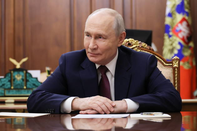 RUSSIA, MOSCOW - OCTOBER 22, 2026: Russia s President Vladimir Putin looks on during a meeting with Vladivostok Mayor Konstantin Shestakov at the Moscow Kremlin Moscow Russia  - ZUMAt113 20261022_zaa_t113_570 Copyright: xMikhailxMetzelx