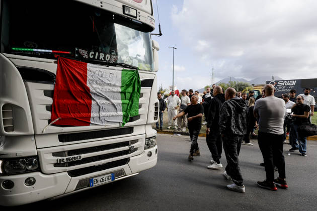 IPA90035572 - The mobilization of transportation sector workers continues: one lane of Via Nuova Marina in Naples, heading toward the Bausan entrance to the port, has been blocked by several dozen protesters in support of truck drivers, who have been protesting for days against rising fuel costs.  Copyright: xSalvatorexLaporta KONTROLABx xKontrolabx IPA90035572