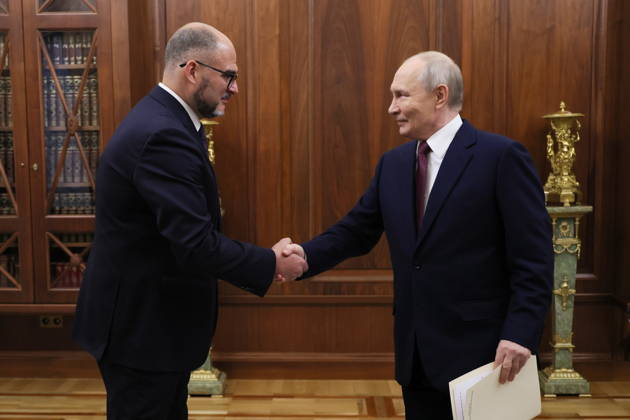 RUSSIA, MOSCOW - OCTOBER 22, 2026: Russia s President Vladimir Putin (R) and Vladivostok Mayor Konstantin Shestakov shake hands during a meeting at the Moscow Kremlin Moscow Russia  - ZUMAt113 20261022_zaa_t113_573 Copyright: xMikhailxMetzelx