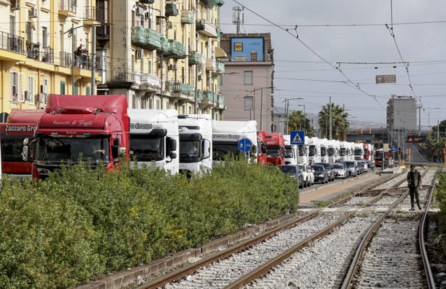 IPA90035586 - The mobilization of transportation sector workers continues: one lane of Via Nuova Marina in Naples, heading toward the Bausan entrance to the port, has been blocked by several dozen protesters in support of truck drivers, who have been protesting for days against rising fuel costs.  Copyright: xSalvatorexLaporta KONTROLABx xKontrolabx IPA90035586