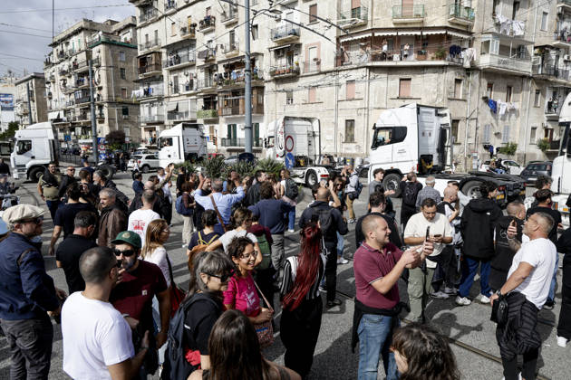 IPA90035588 - The mobilization of transportation sector workers continues: one lane of Via Nuova Marina in Naples, heading toward the Bausan entrance to the port, has been blocked by several dozen protesters in support of truck drivers, who have been protesting for days against rising fuel costs.  Copyright: xSalvatorexLaporta KONTROLABx xKontrolabx IPA90035588