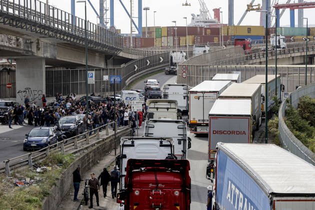 IPA90035604 - The mobilization of transportation sector workers continues: one lane of Via Nuova Marina in Naples, heading toward the Bausan entrance to the port, has been blocked by several dozen protesters in support of truck drivers, who have been protesting for days against rising fuel costs.  Copyright: xSalvatorexLaporta KONTROLABx xKontrolabx IPA90035604