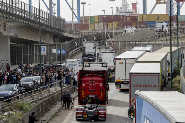 IPA90035605 - The mobilization of transportation sector workers continues: one lane of Via Nuova Marina in Naples, heading toward the Bausan entrance to the port, has been blocked by several dozen protesters in support of truck drivers, who have been protesting for days against rising fuel costs.  Copyright: xSalvatorexLaporta KONTROLABx xKontrolabx IPA90035605