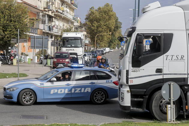 IPA90035569 - The mobilization of transportation sector workers continues: one lane of Via Nuova Marina in Naples, heading toward the Bausan entrance to the port, has been blocked by several dozen protesters in support of truck drivers, who have been protesting for days against rising fuel costs.  Copyright: xSalvatorexLaporta KONTROLABx xKontrolabx IPA90035569