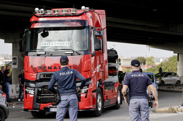IPA90035578 - The mobilization of transportation sector workers continues: one lane of Via Nuova Marina in Naples, heading toward the Bausan entrance to the port, has been blocked by several dozen protesters in support of truck drivers, who have been protesting for days against rising fuel costs.  Copyright: xSalvatorexLaporta KONTROLABx xKontrolabx IPA90035578